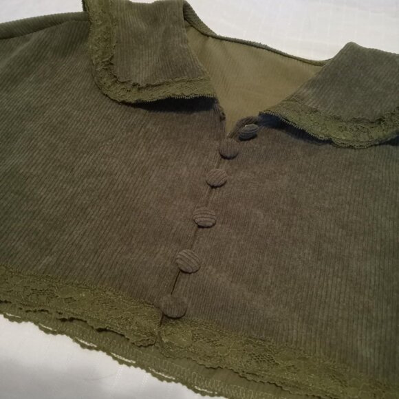 Khaki green corduroy cape with lace at the collar and hem, small fabric button - Picture 2 of 4